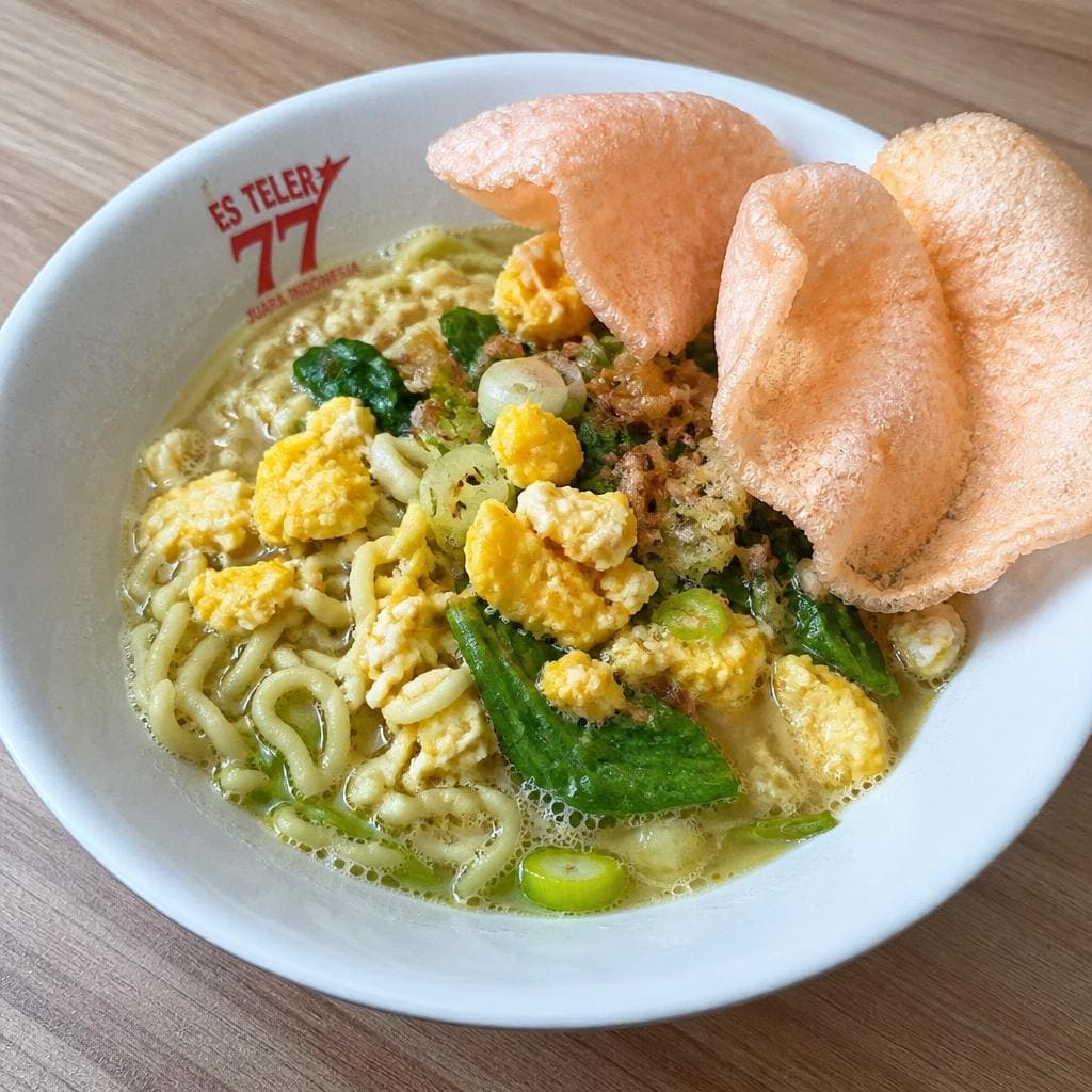Mie Rebus Es Teler 77 dengan telur orak-arik dan kuah hangat